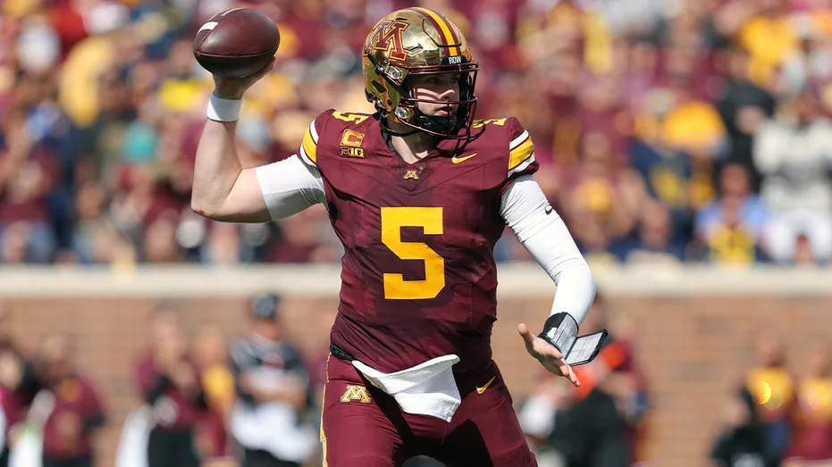 Minnesota Quarterback Drake Lindsey Endures Accidental Groin Contact Amid Upset Win Over Michigan